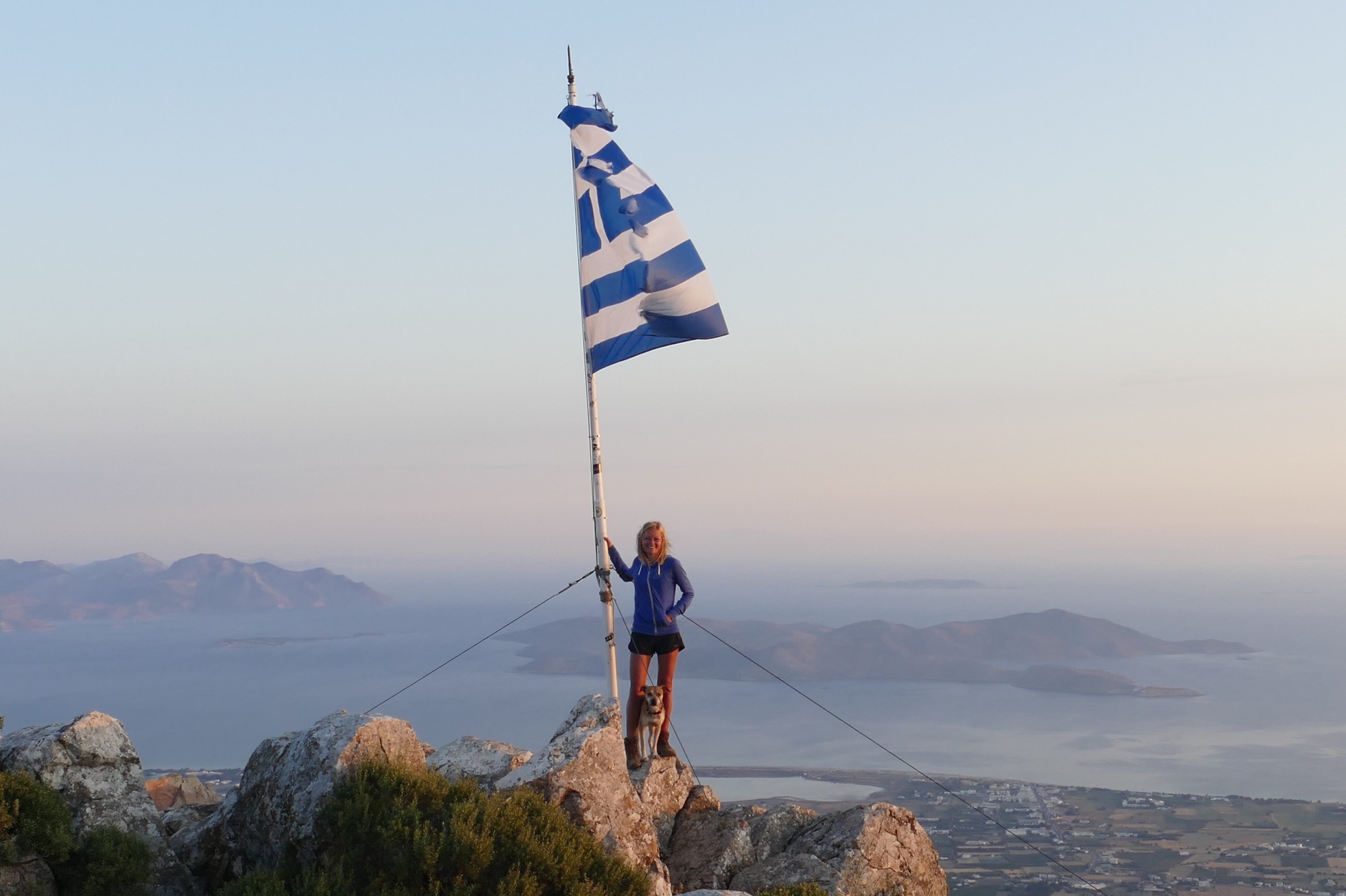 Hund und Mensch auf der Bergspitze auf Kos